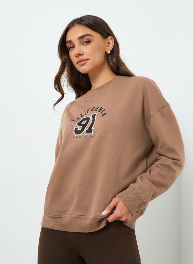 ستايلي طقم منسق من بنطال بأرجل واسعة وسويت شيرت بطبعة كتابة - Image 2